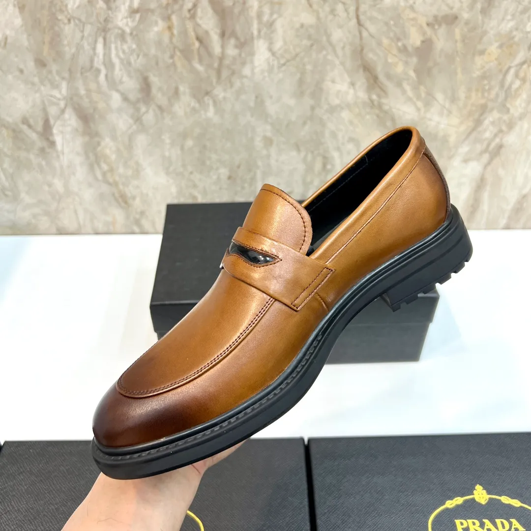 Original order quality: P580 Brand: PRADA (Prada) Standard code: Men's size 38/44 (45 can be customized) Grade: Same style as the official website High-quality men's shoes Material: Original cowhide Water-dyed cowhide lining Rubber outsole Style categories: Men's fashionable formal leather shoes Slip-on men's shoes series Young fashion European and American trends British style Top luxury Color: Actual picture